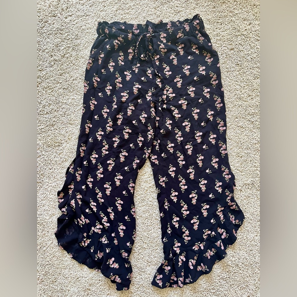Susina Black Floral Pull On Elastic Waist Ruffle Leg Cropped Pants in Medium.